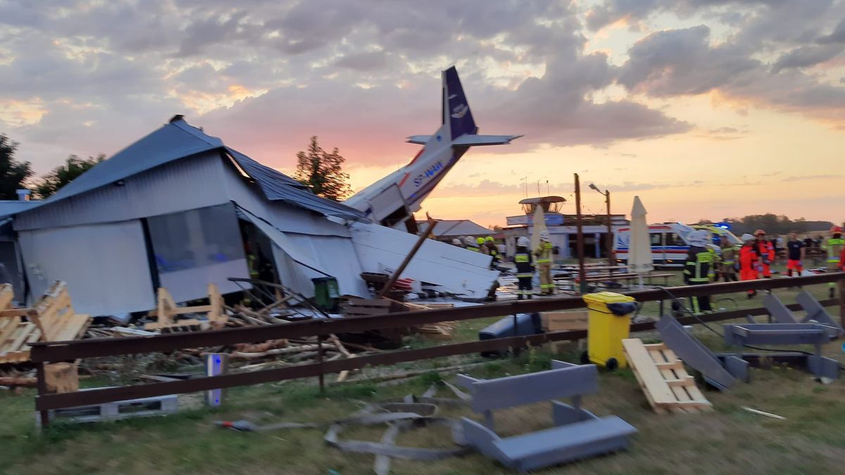 V Polsku zemřelo pět lidí po pádu malého letadla na hangár